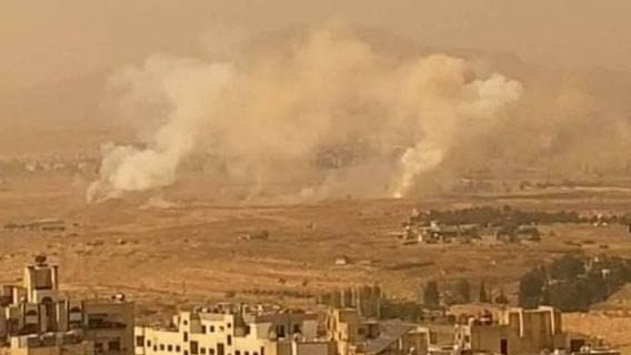 El humo se eleva a las afueras de la ciudad siria de Al-Dimas, al oeste de Damasco.