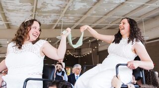 Las rabinas Becca Walker (izquierda) y Ariella Rosen durante su casamiento. 