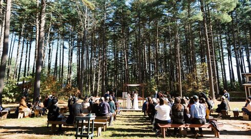 Ceremonia de casamiento de las rabinas Becca Walker y Ariella Rosen en Palmer, Massachusetts. 