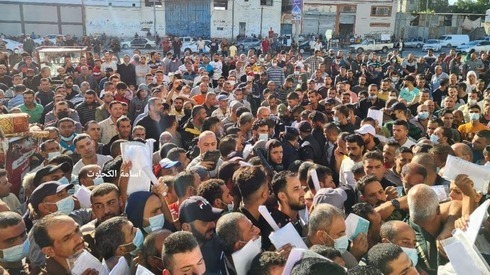 Miles de gazatíes forman fila para recibir permisos de trabajo israelíes en octubre.