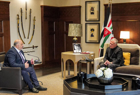El líder de Ra'am, Mansour Abbas, a la izquierda, y el rey Abdullah II de Jordania reunidos en Ammán. 