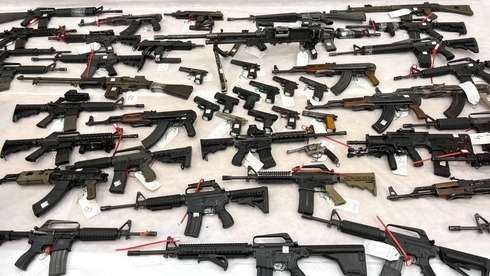Armas incautadas en una redada policial contra traficantes del sector árabe el martes. (Portavoz de la policía) Armas incautadas en una redada policial contra traficantes del sector árabe el martes.