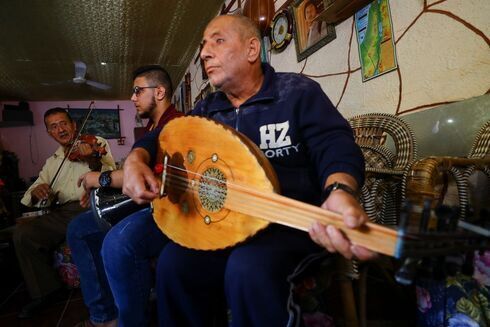  Khader El-Bayed (izq.) Capacita a hombres sobre cómo usar instrumentos musicales. 