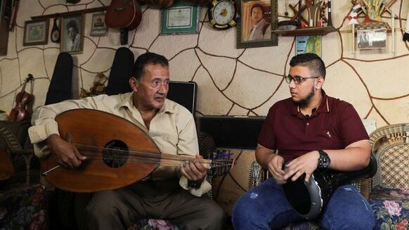 El músico palestino Khader El-Bayed (izq.) convirtió su casa en un centro musical. 