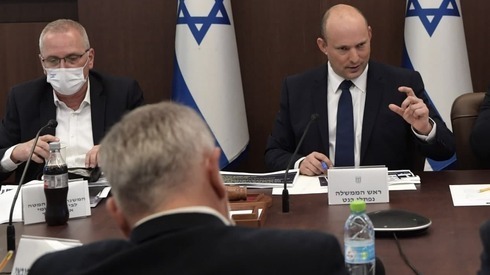 El primer ministro Naftali Bennett en la discusión del gabinete sobre el coronavirus. (GPO) El primer ministro Naftali Bennett en la discusión del gabinete sobre el coronavirus.