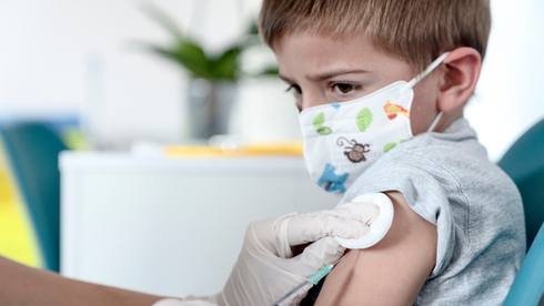 Un niño recibe una dosis de la vacuna contra COVID-19. 
