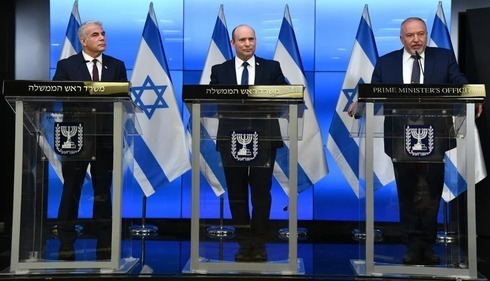 Yair Lapid, Naftalí Bennett y Avigdor Lieberman celebran una conferencia de prensa conjunta. 