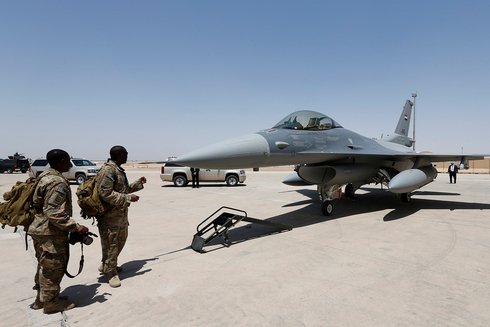 Dos soldados estadounidenses frente a un caza F-16 en Balad, Irak.