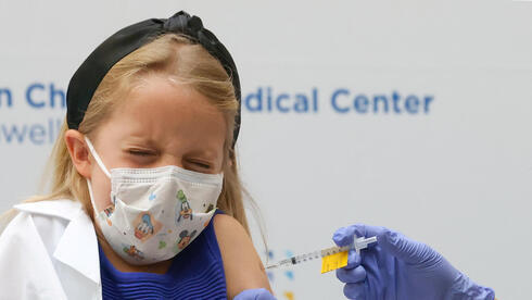 Una niña recibe la vacuna contra el coronavirus en EE.UU. 