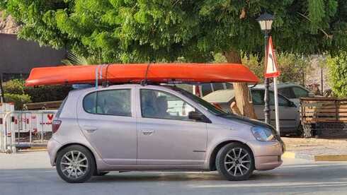 Un auto con un kayak en el techo fue rechazado para cruzar la frontera. 