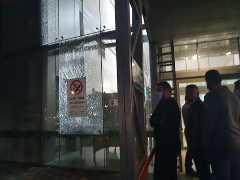 Vidrios rotos en la entrada del hospital Soroka tras la pelea entre civiles. 