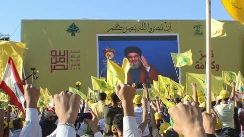 Seguidores de Hezbollah participan de una ceremonia por el 13° aniversario del fin de la guerra de 2006 con Israel, en el sur del Líbano. 