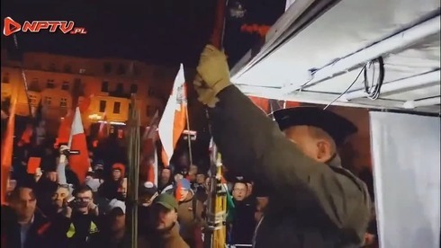 Un activista de extrema derecha quemando una copia del Estatuto de Kalisz. 