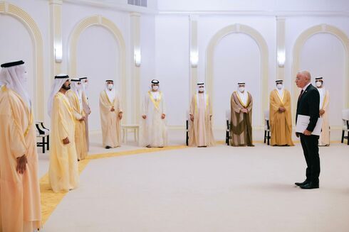 El embajador de Israel en los Emiratos Árabes Unidos, Amir Hayek, presenta sus credenciales al gobernante de Dubai, el jeque Muhammad bin Rashid al-Maktum. 