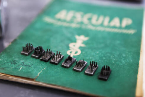Los troqueles de un kit de tatuajes y un manual se exhiben en una casa de subastas israelí que dice que fueron utilizados en reclusos en el campo de exterminio de Auschwitz. (Reuters) Los troqueles de un kit de tatuajes y un manual se exhiben en una casa de subastas israelí que dice que fueron utilizados en reclusos en el campo de exterminio de Auschwitz.