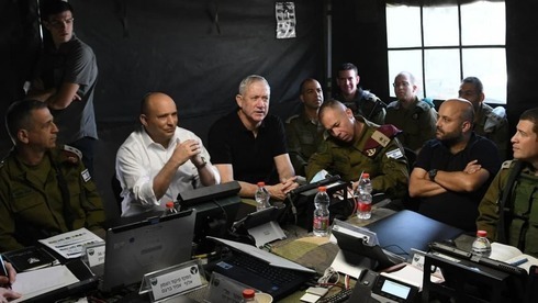 El primer ministro Naftali Bennett y el ministro de Defensa Benny Gantz con altos mandos de las FDI. 