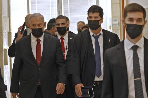 Benjamín Netanyahu llega a los tribunales para prestar declaración. 