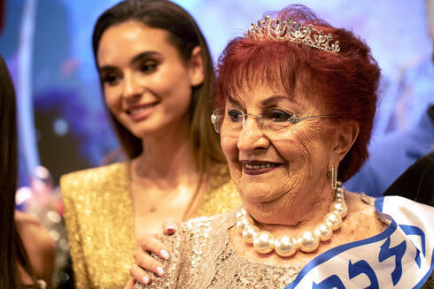 Salina Steinfeld, de 86 años, es coronada como "Miss sobreviviente del Holocausto" en el concurso de belleza anual de sobrevivientes del Holocausto. 