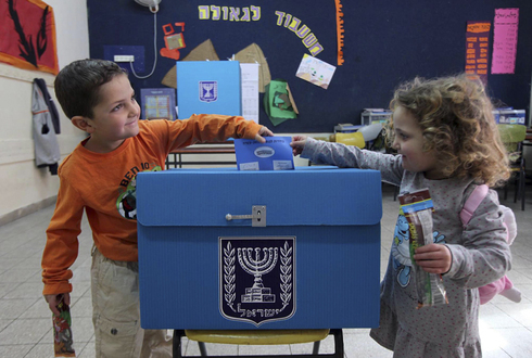 Niños en un colegio electoral durante las elecciones de marzo de 2021. 