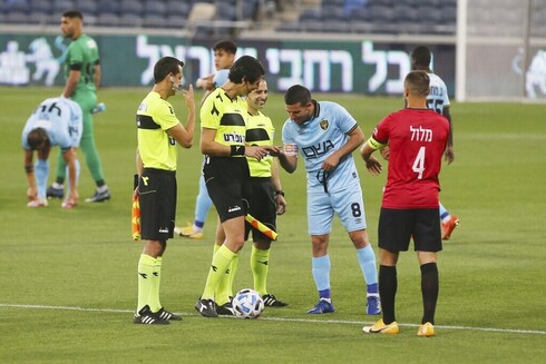 Idan Vered, capitán del Beitar Jerusalem, observa de cerca las manos de Sapir Berman, la primera árbitro transgénero del fútbol israelí. (Nimrod Glikman) Idan Vered, capitán del Beitar Jerusalem, observa de cerca las manos de Sapir Berman, la primera árbitro transgénero del fútbol israelí.