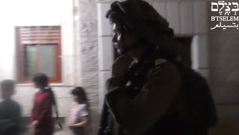 El oficial israelí en la residencia palestina en Hebrón.