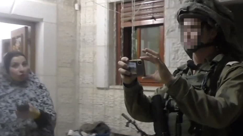 El oficial israelí fotografía a niños palestinos en una casa de Hebron. 