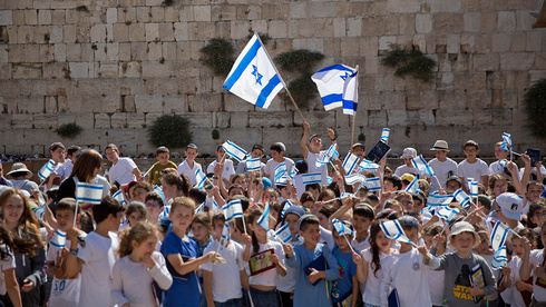 Niños en el Muro de los Lamentos celebrando el Día de Jerusalem. 
