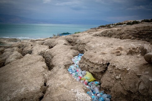 Botellas de plástico a orillas del Mar Muerto.