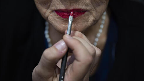 La sobreviviente del Holocausto Rivka Papo, de 87 años, se maquilla durante un concurso de belleza en honor a las sobrevivientes del Holocausto. 