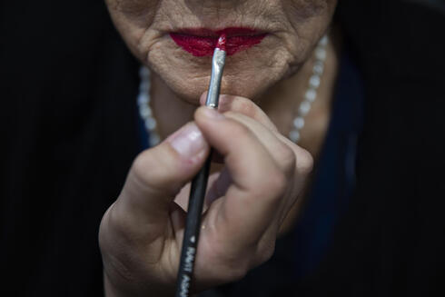 La sobreviviente del Holocausto Rivka Papo, de 87 años, se maquilla durante un concurso de belleza en honor a las sobrevivientes del Holocausto. 