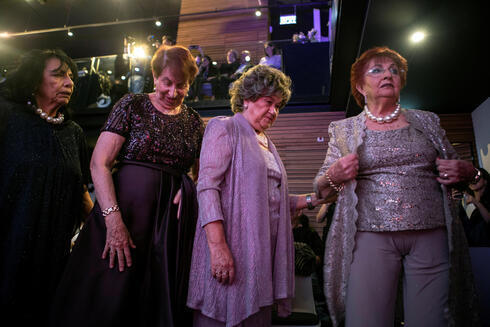 Salina Steinfeld, Chaya Kleinman, Chedva Raver y Yehudit Shabtai, se preparan para subir al escenario durante un concurso de belleza para sobrevivientes del Holocausto. 
