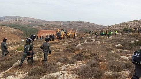 Fuerzas de seguridad israelíes en el asentamiento ilegal de Geulat Zion en Cisjordania. 