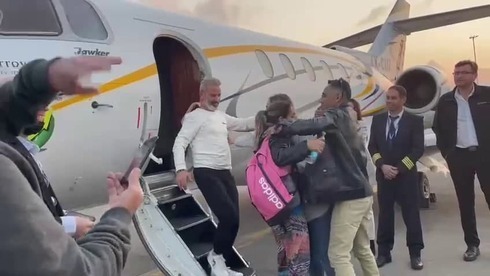 Mordi y Natalie Oknin son recibidos por familiares luego de aterrizar en Israel.