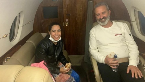 Mordi y Natalie Oknin en camino a Israel tras su liberación.