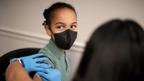 Una niña en EE.UU. recibe su vacuna contra el coronavirus. 