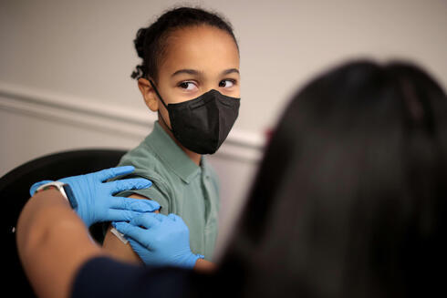 Una niña en EE.UU. recibe su vacuna contra el coronavirus. 