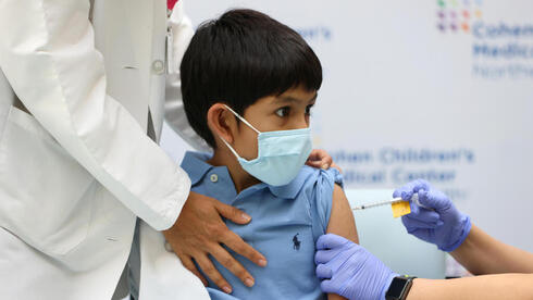 Un niño se vacuna contra el coronavirus en Nueva York. 