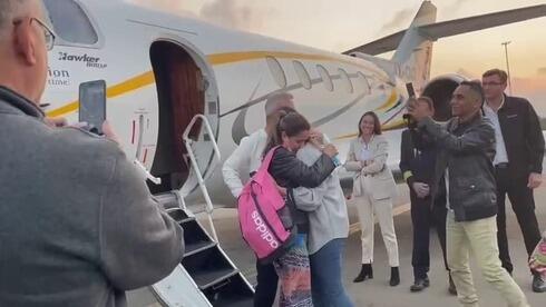Natalie y Mordi Oknin estuvieron 9 días detenidos en Turquía. (Gentileza Autoridad Aeroportuaria) Natalie y Mordi Oknin cuando llegan a Israel temprano el jueves.