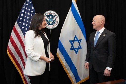 La ministra del Interior, Ayelet Shaked, y el secretario de seguridad nacional de Estados Unidos, Alejandro Mayorkas. 