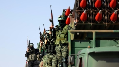 Militantes de Hamas muestran su arsenal de cohetes durante un desfile en la Franja de Gaza. 