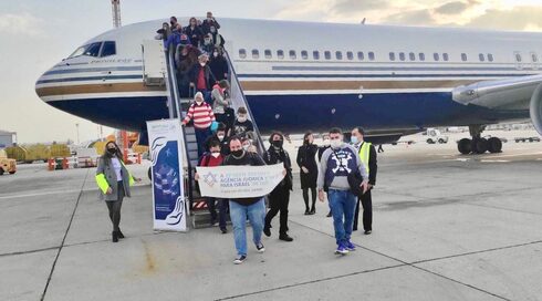 Inmigrantes judíos que se trasladan a Israel bajan del avión en el aeropuerto Ben Gurion, en 2020. 