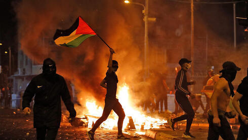 Palestinos se amotinan y se enfrentan a la policía en mayo en Jerusalem Este.