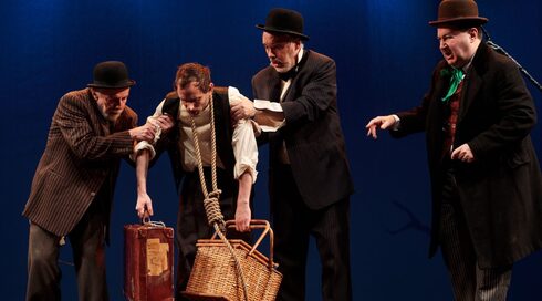 Una escena de la versión en yiddish de "Waiting for Godot" se escenificó en el Teatro Dramático Real de Suecia en Estocolmo. (Magnus Swärd / JTA) Una escena de la versión en yiddish de "Waiting for Godot" se escenificó en el Teatro Dramático Real de Suecia en Estocolmo.