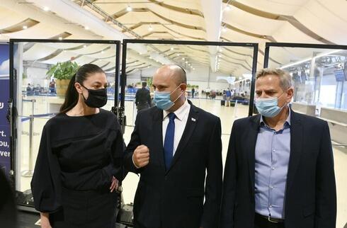  La líder laborista y ministra de Transporte, Merav Michaeli; el primer ministro, Naftali Bennett, y el presidente de Meretz y ministro de Salud, Nitzan Horowitz. 