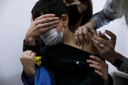 Un niño recibe su vacuna contra el COVID-19 en Tel Aviv. 