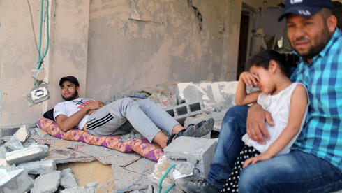 Una familia de Gaza sentada en las ruinas de su casa golpeada por un ataque de las FDI durante el conflicto de mayo. ( Reuters) Una familia de Gaza sentada en las ruinas de su casa golpeada por un ataque de las FDI durante el conflicto de mayo.