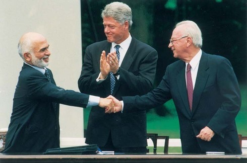  El rey Hussein de Jordania, el presidente estadounidense, Bill Clinton, y el primer ministro Yitzhak Rabin en la firma del tratado de paz bilateral en la Casa Blanca, el 25 de julio de 1994. 