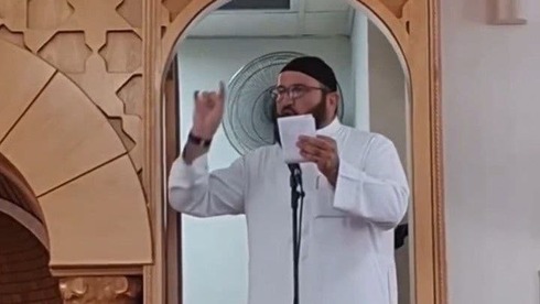 Fadi Abu Shkhaydam predicando en una mezquita en Jerusalem. 