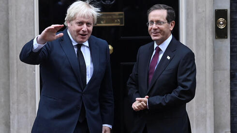 El primer ministro británico, Boris Johnson, le da la bienvenida al presidente de Israel, Isaac Herzog, en el 10 de Downing Street. 