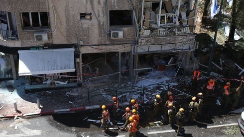  Consecuencias del impacto directo de un cohete de Hamas en Ramat Gan en mayo. 